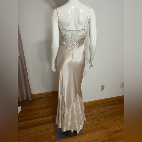 Beautiful Dave and Johnny gown - Picture 4 of 12